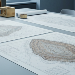 Ingenieure prüfen Bergbaupläne und geologische Karten für eine Pre-Feasibility Study