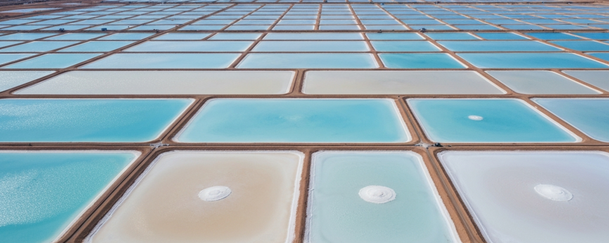 Luftaufnahme eines Lithium-Verdunstungsbecken-Komplexes mit geometrischen Teichen in Blau- und Beigetönen