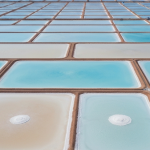 Luftaufnahme eines Lithium-Verdunstungsbecken-Komplexes mit geometrischen Teichen in Blau- und Beigetönen