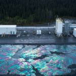 Luftaufnahme eines Lithium-Explorationsprojekts im borealen Wald Québecs mit Verarbeitungscontainern
