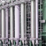 Solvent-Extraktionsanlage für Seltene-Erden-Verarbeitung mit grünen Industrietönen und neutralem Licht