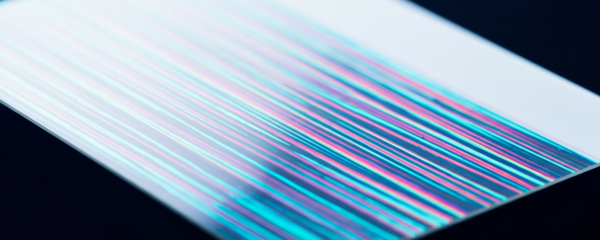 ITO-beschichtetes Glas mit cyan-magentafarbener Interferenz unter Reinraum-Beleuchtung