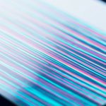 ITO-beschichtetes Glas mit cyan-magentafarbener Interferenz unter Reinraum-Beleuchtung