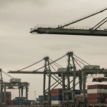 Industriehafen mit Containerkränen unter bewölktem Himmel – Standort für SMR-Machbarkeitsstudie