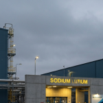 Industrielle Lithiumverarbeitungsanlage unter bewölktem Himmel in blaugrauer Farbpalette