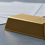 Polierter Goldbarren auf grauer Betonoberfläche symbolisiert Royalty- und Streaming-Strukturen im Edelmetallsektor