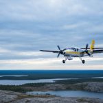 Geophysikalisches Surveyflugzeug über dem westlichen Athabasca-Becken bei bedecktem Himmel
