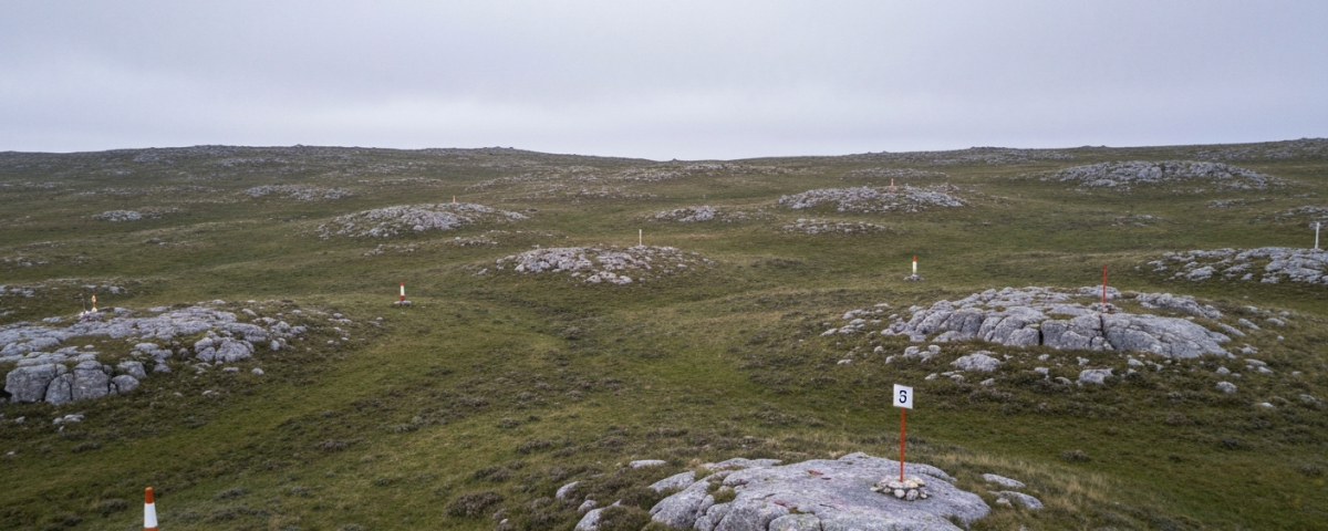 Luftaufnahme einer Foothill-Geologie mit geologischen Markierungen und kühler, gedämpfter Farbpalette