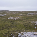 Luftaufnahme einer Foothill-Geologie mit geologischen Markierungen und kühler, gedämpfter Farbpalette
