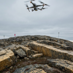 Drohne über geologischem Geländeabschnitt in Ontario – Drohnen-MAG-Survey in der Goldexploration
