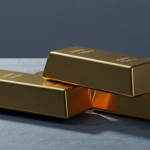 Polierte Goldbarren auf grauer Steinoberfläche im Studiolich – Symbol für Goldpreis und Edelmetallmarkt