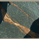Quarzader mit goldenen Mineralisierungen in Grünsteinfels — typisches Bild eines etablierten Goldcamps