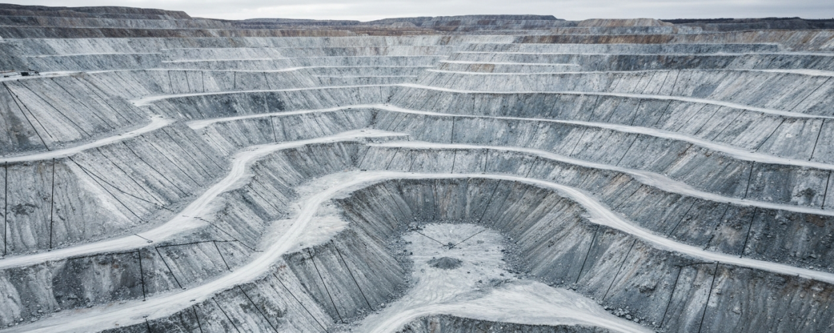 Luftaufnahme eines Silber-Explorationsdistrikts mit Lizenzgrenzen – kühle Grau- und Silbertöne