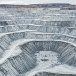 Luftaufnahme eines Silber-Explorationsdistrikts mit Lizenzgrenzen – kühle Grau- und Silbertöne