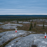 Luftaufnahme einer subarktischen Seenlandschaft mit geologischen Markierungen auf der Tundra im Athabasca-Gebiet