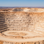 Tagebau eines Hartgestein-Lithium-Pegmatit-Projekts aus der Luft in arider Landschaft