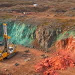 Explorationslager in abgelegener subarktischer Landschaft mit Bohranlage und kupferhaltigen Gesteinsaufschlüssen