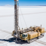 Bohranlage auf einem Salar in den Anden zur hydrogeologischen Erkundung eines Brine-Lithiumprojekts