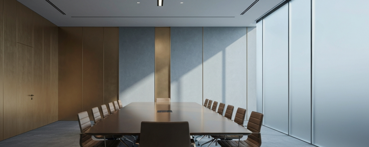 Leerer Konferenzraum mit mattem Golddekor und kühlen Blautönen – Symbol für einen CEO-Wechsel bei einem Junior-Unternehm