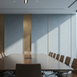 Leerer Konferenzraum mit mattem Golddekor und kühlen Blautönen – Symbol für einen CEO-Wechsel bei einem Junior-Unternehm