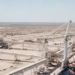 Verladeanlage für Lithiumerz an einem australischen Hafen bei strahlend blauem Himmel