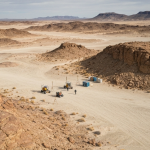 Luftaufnahme eines Goldexplorationscamps in der Nevada-Wüste mit geologischer Feldausrüstung