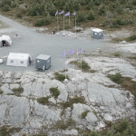Luftaufnahme eines Explorationsgeländes in Neufundland mit borealer Waldlandschaft und Felsaufschlüssen