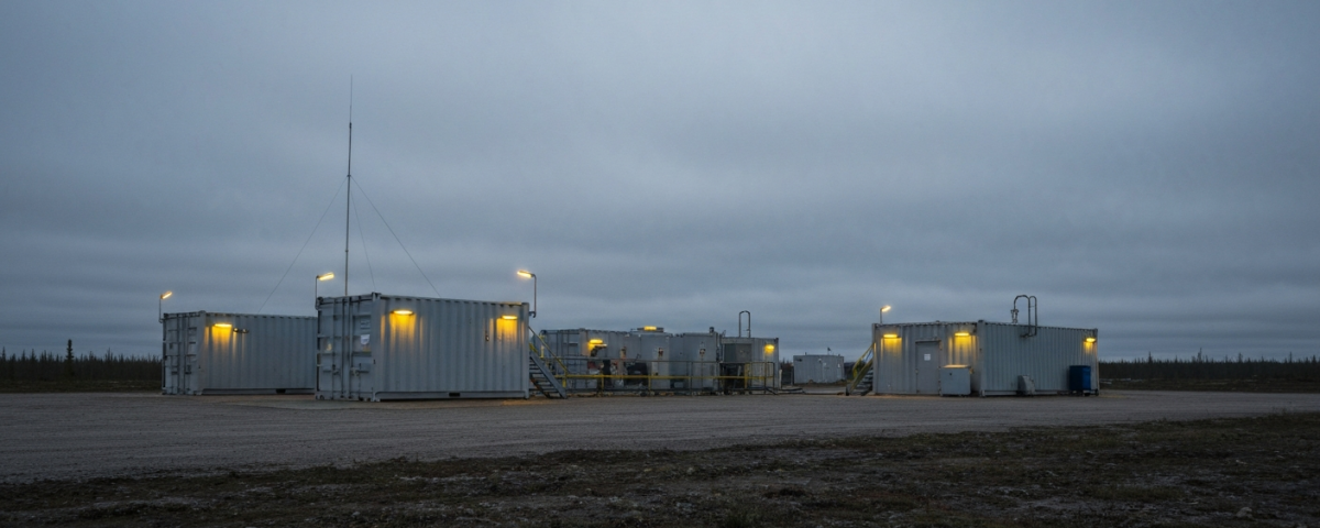 Uran-Explorationscamp in borealer Landschaft unter bewölktem Himmel mit industriellem Licht