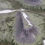 Arktische Küstenlandschaft in Grönland mit Gesteinsaufschlüssen und mineralischer Vegetation
