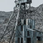 Verlassenes Silberbergwerk-Fördergerüst in karger Felslandschaft unter bewölktem Himmel