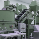 Verarbeitungsanlage für Seltene Erden mit grünen Geräten und Oxidpulver-Rückständen auf weißen Oberflächen