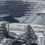 Silbermine in der argentinischen Puna-Region mit Industrieanlage unter kühlem Tageslicht