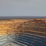 Luftaufnahme eines australischen Goldtagebaus mit bronze-grauen Terrassen und kühlen Schatten
