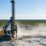 Bohranlage auf Hartgestein in Quebec bei hellem Tageslicht – Lithium-Explorationsprogramm im Sommer