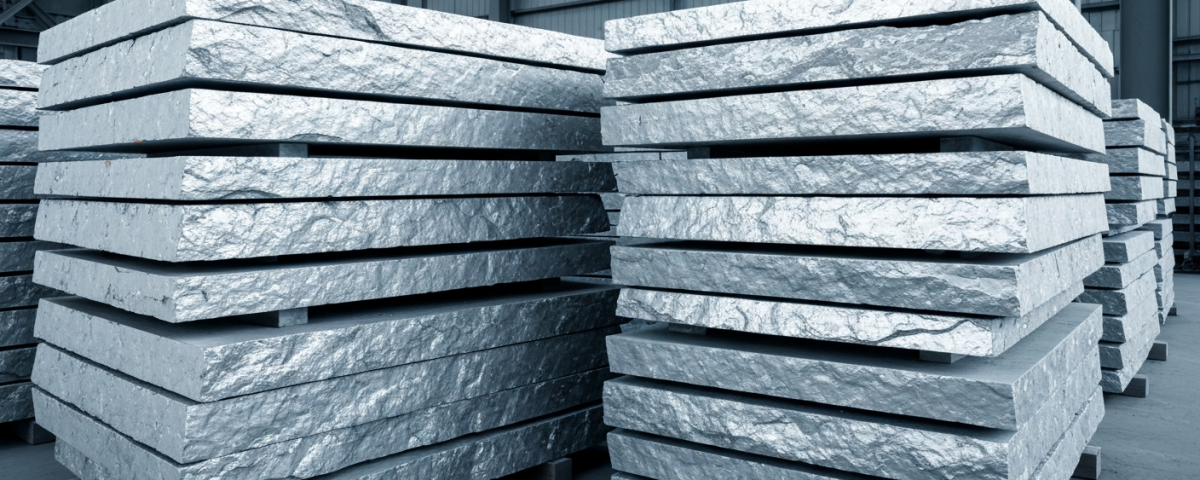 Gestapelte Zinkerz-Platten in einer Verarbeitungsanlage mit silbrig-grauer Industrie-Atmosphäre