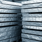 Gestapelte Zinkerz-Platten in einer Verarbeitungsanlage mit silbrig-grauer Industrie-Atmosphäre