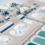 Lithium-Verarbeitungsanlage aus der Vogelperspektive mit Lagerplätzen in heller Wüstenlandschaft