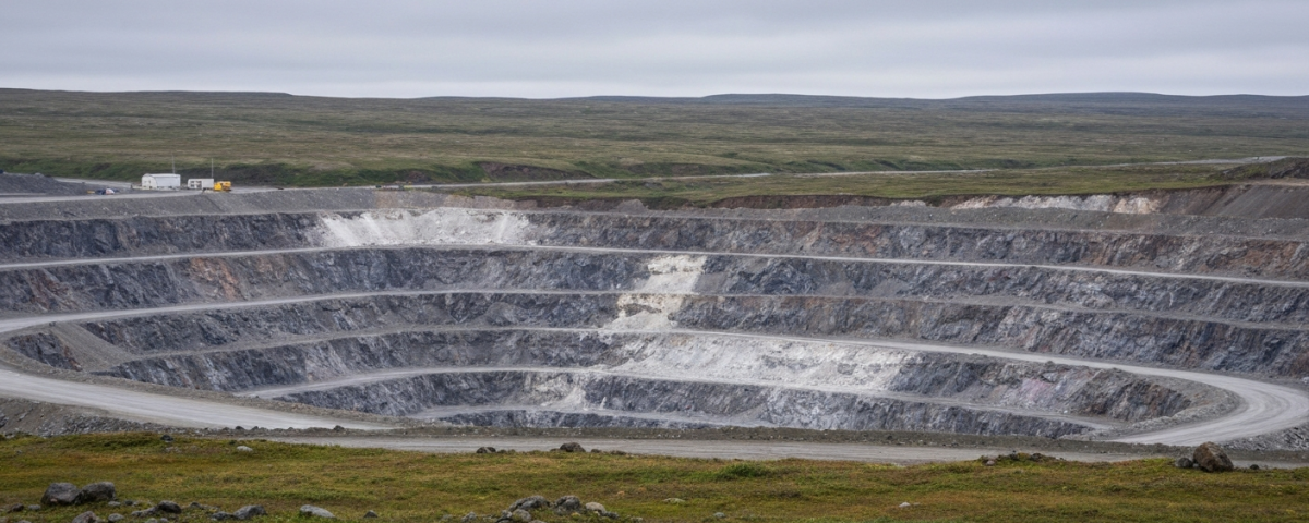 Weitwinkelaufnahme eines Seltene-Erden-Tagebaus in subarktischer Landschaft mit kühler Lichtgebung