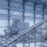 Silbererzaufbereitungsanlage mit glänzenden Förderbändern unter kühlem Industrielicht
