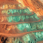 Bergige Landschaft mit freigelegten Kupfererzadern und grüner Malachit-Oxidation im Tethyan-Belt-Korridor