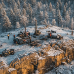 Luftaufnahme einer arktischen Landschaft in Lappland mit geologischer Feldarbeit an einem Felsaufschluss