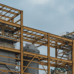 Lithium-Verarbeitungsanlage im Bau mit Stahlstruktur vor bewölktem Himmel
