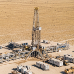 Bohranlage auf afrikanischer Savanne bei Tageslicht – frühes Lithium-Explorationsprojekt
