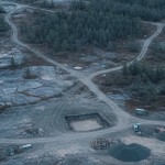 Luftaufnahme eines abgelegenen Explorationsgebiets im nördlichen Kanada mit freistehendem Grundgestein unter bewölktem H
