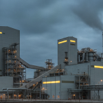 Uranverarbeitungsanlage unter grauem Industriehimmel mit stahlblauer und betongrauer Farbgebung