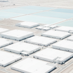 Luftaufnahme einer modernen Lithium-Verarbeitungsanlage in trockener Landschaft mit weißen Industriegebäuden