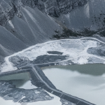 Historische Tailings-Halde eines Silberbergwerks in Kanada aus der Vogelperspektive