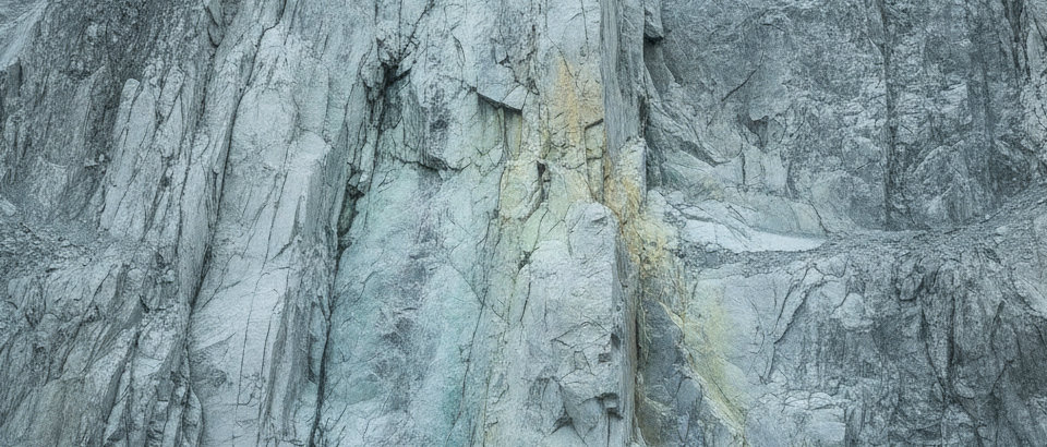 Kalksteinformationen mit hydrothermaler Alteration in einem mexikanischen Bergbaudistrikt