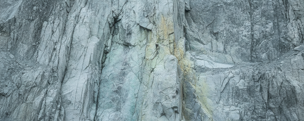 Kalksteinformationen mit hydrothermaler Alteration in einem mexikanischen Bergbaudistrikt