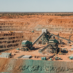 Kupferminenprojekt im Bau: Erschlossene Erde und erste Infrastruktur unter australischem Tageslicht